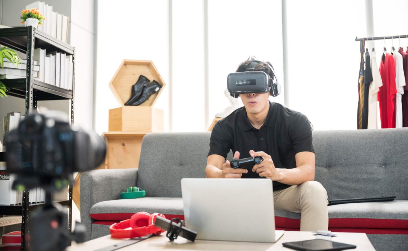 Man recording and live streaming while wearing VR headset