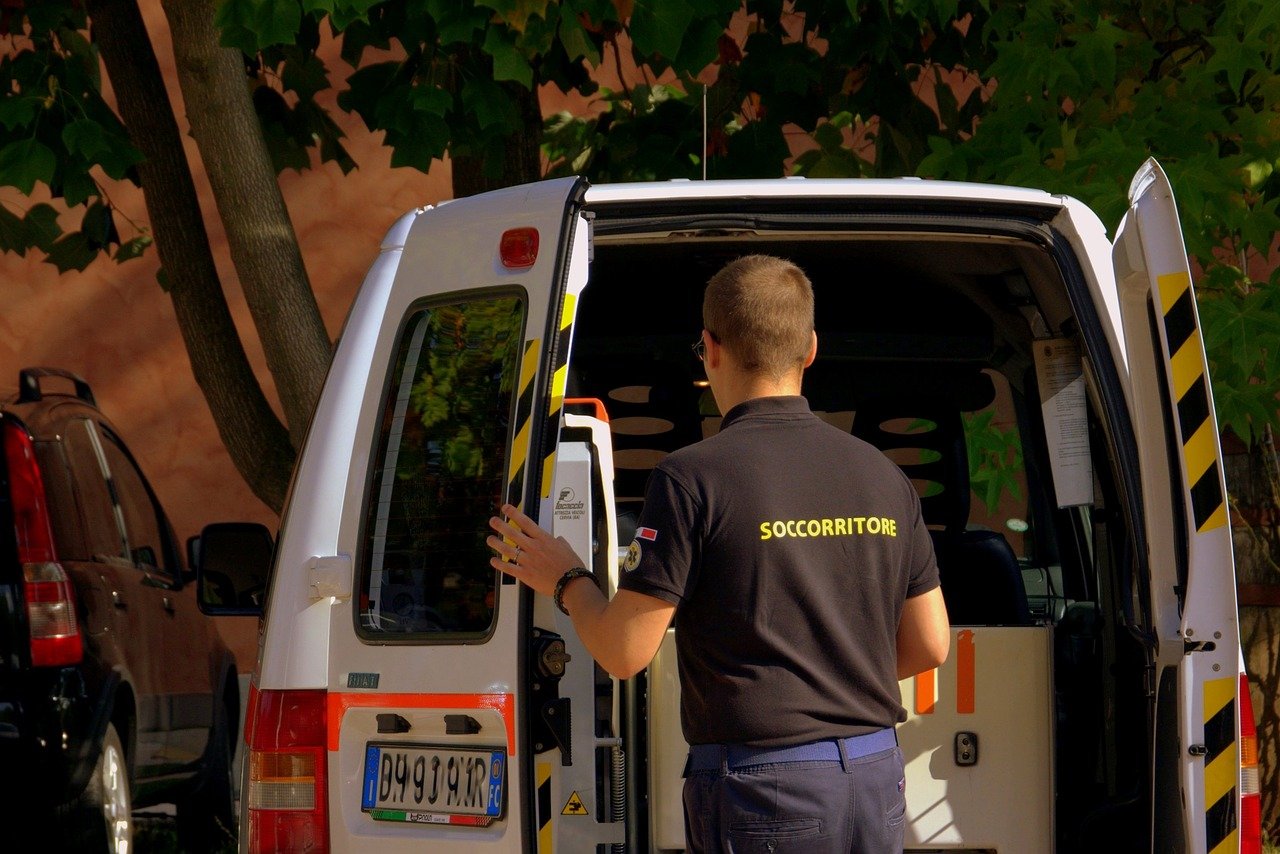 https://cdn.pixabay.com/photo/2016/10/19/23/46/rescuer-1754324_1280.jpg