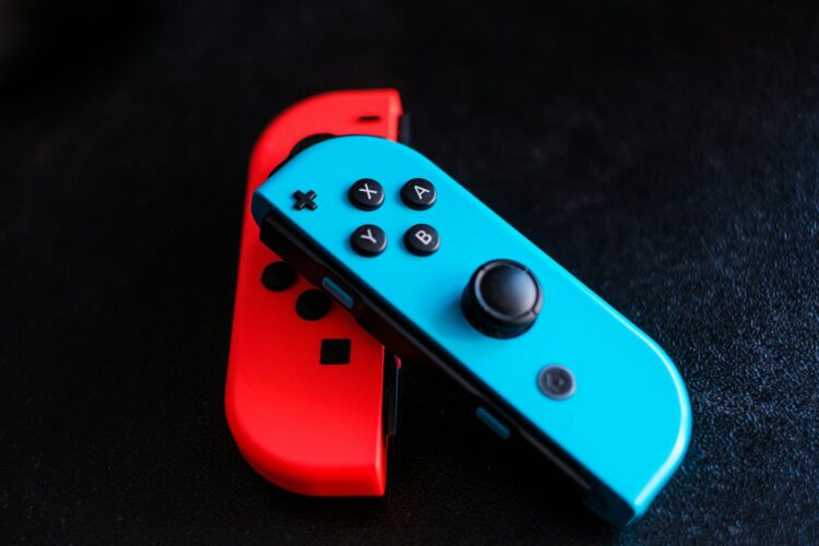 red and black nintendo switch game controller